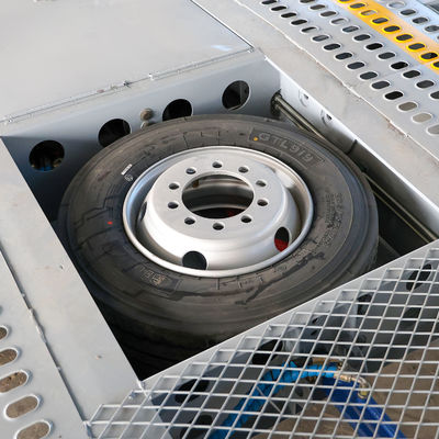Tankwagen met stalen half-aanhanger met een loopgat van 500 mm voor het vervoer van ruwe olie