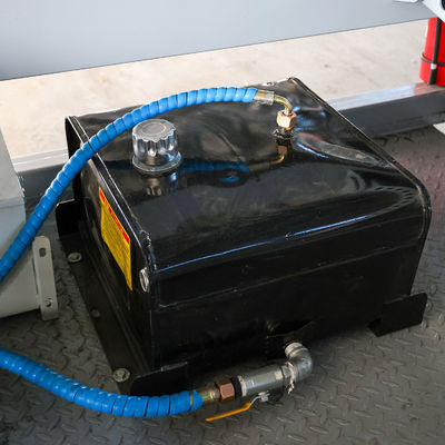 Tankwagen met stalen half-aanhanger met een loopgat van 500 mm voor het vervoer van ruwe olie